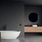 Abb Niessen. minimalismo. sky essence | frontviewondarkbathroominteriorwithbathtubpanoramicwindow