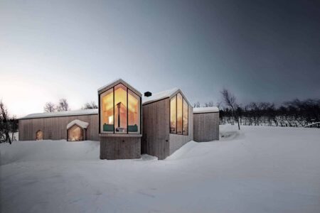 Split View Mountain Lodge. Reiulf Ramstad Arkitekter. Arquitectura nórdica | imaging by the color club www thecolorclub net 2