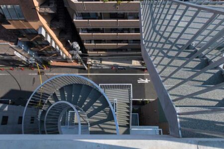Mount Fuji Architects Studio. escaleras en la fachada. Hotel Siro | hotel siro room diseno11