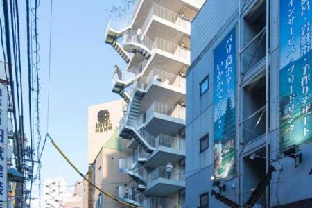 Mount Fuji Architects Studio. escaleras en la fachada. Hotel Siro | hotel siro room diseno2
