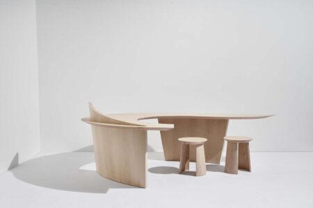 Howard Desk. Mimi Shodeinde. Discovered. Diseño emergente con madera. AHEC | howard desk by mimi shodeinde_american maple_credit jason yates