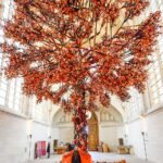 Joana Vasconcelos, MAAT | joana vasconcelos posa debajo de su arbol de vida