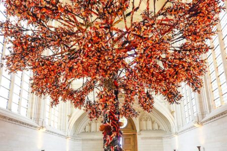 Joana Vasconcelos, MAAT | joana vasconcelos posa debajo de su arbol de vida