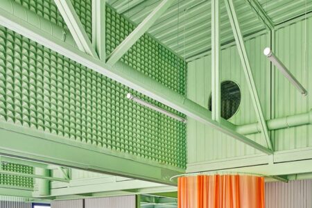 centro de adiestramiento canino. contenedores metálicos | lys villalba_enrique espinosa roomdiseno