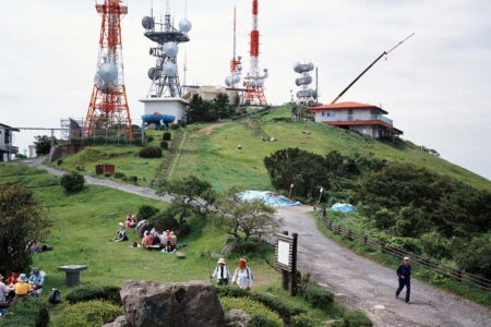 Mountain with antennas. Kitakyushu, Japón. 2006. © Armin Linke. Blind Sensorium. Maradero Madrid | mountain with antennas kitakyushu japan 2006 armin linke 2006