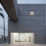 Nova Galeria Neme. Paulo Mendes da Rocha + Metro Arquitectos. Arquitectura en Brasil | studio courtyard facade evening view