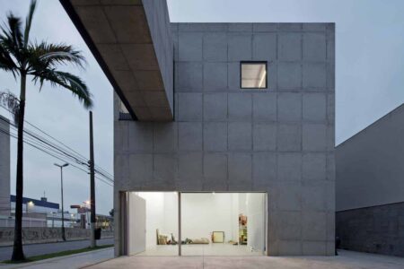 Nova Galeria Neme. Paulo Mendes da Rocha + Metro Arquitectos. Arquitectura en Brasil | studio courtyard facade evening view