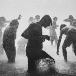 The Trocadero Bathers. Samuel Boivin i. URBAN Photo Awards 2021. Fotografía urbana | people_09_rr_samuel boivin the trocadero bathers _ people