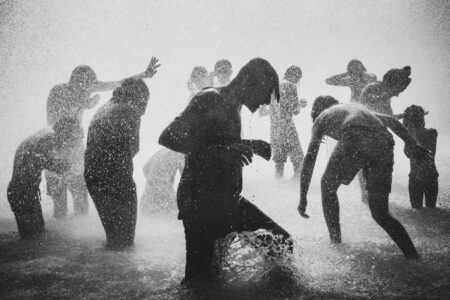 The Trocadero Bathers. Samuel Boivin i. URBAN Photo Awards 2021. Fotografía urbana | people_09_rr_samuel boivin the trocadero bathers _ people