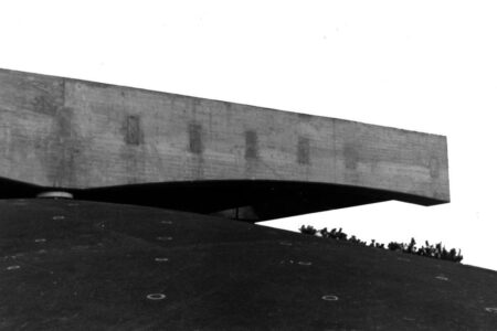 Pabellón de Brasil en Expo '70 Osaka. Paulo Mendes da Rocha. Arquitectura en Brasil | pabellon de brasil en expo 70 osaka paulo mendes da rocha y equipo archivo paulo mendes da rocha cortesia de ruth verde zein