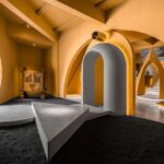 Galería de arte. acero corrugado. estilo Memphis | pig design2