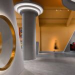 Galería de arte. acero corrugado. estilo Memphis | pig design3