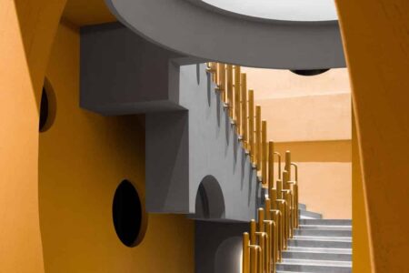 Galería de arte. acero corrugado. estilo Memphis | pig design6