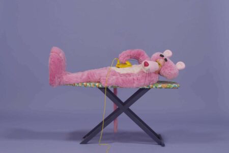 Mr. Remember. Alex Da Corte. Louisiana Museum of Modern Art | pink panther med strygejern 1600x1500