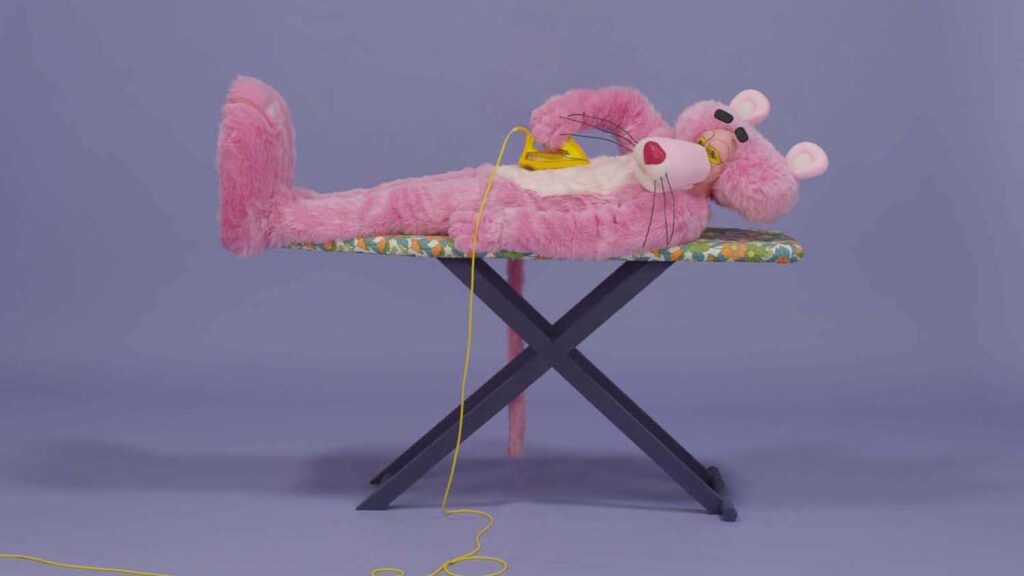 Mr. Remember. Alex Da Corte. Louisiana Museum of Modern Art | pink panther med strygejern 1600x1500 2