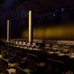 Prada, Odisea en el espacio. escenario futurista. AMO. Túnel de néon | prada roomdiseno