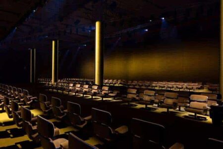 Prada, Odisea en el espacio. escenario futurista. AMO. Túnel de néon | prada roomdiseno