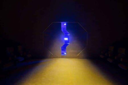 Prada, Odisea en el espacio. escenario futurista. AMO. Túnel de néon | prada roomdiseno3