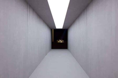 Prada, Odisea en el espacio. escenario futurista. AMO. Túnel de néon | prada roomdiseno4