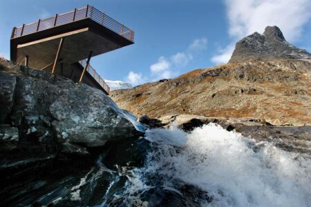 Trollstigen Visitor Centre. Møre og Romsdal, Noruega. Reiulf Ramstad Arkitekter. Arquitectura nórdica | rauma trollstigen arbeid med anlegget for nasjonal turistveg pa stigrora