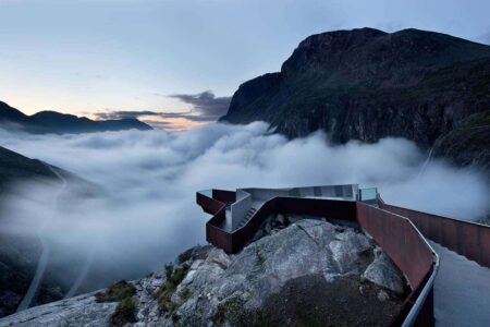 Trollstigen Visitor Centre. Møre og Romsdal, Noruega. Reiulf Ramstad Arkitekter. Arquitectura nórdica | rra_trollstigen_platform 20diephotodesigner de