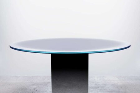 Round Mirror Table. Germans Ermčs & Boris Berlin. Galerie Maria Wettergren. Artesanía y Diseño contemporáneo | round mirror table_by germans ermcs boris berlin_courtesy of galerie maria wettergren_photo credit jussi puikkonen