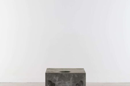 Sense. Antony Gormley at National Gallery Singapore. Foto: Stephen White. © Antony Gormley | sense 1991 concrete 74 5 x 62 5 x 60 cm photograph by stephen white london the artist