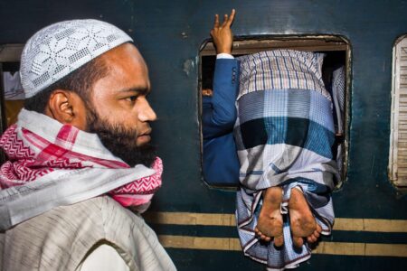 The Last Train. Enamul Kabir. URBAN Photo Awards 2021. Fotografía urbana | streets_02_hm_md enamul kabir the last train _ streets