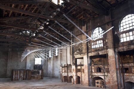 In 20 Steps. Venice Biennale 2015. Instalaciones artísticas. Studio Drift | studio drift_in 20 steps_glasstress venetie_venice biennale_2015_juuke schoorl_3