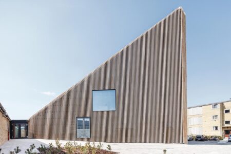 Tingbjerg Library and Culture House. COBE Architects. Biblioteca contemporánea | tingbjerg library and culture house_06_credit rasmus hjortshoj coast