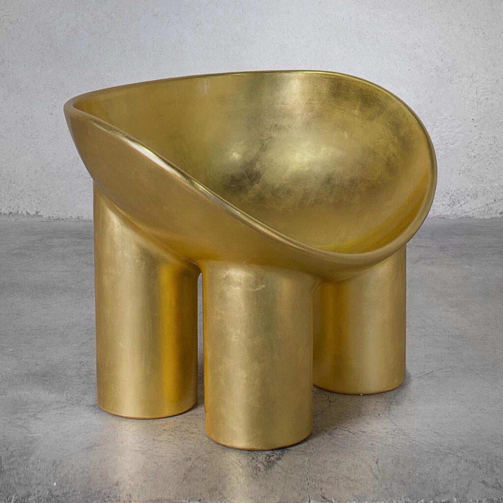Roly Poly Chair Gilt. Faye Toogood. Mujeres diseñadoras