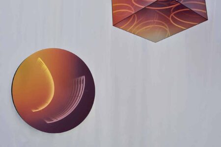 Rise. Sabine Marcelis. Victor Hunt Dealer. Collectible Design Fair. Art design | victor hunt dealer sabine marcelis dutch rise circle sconce _ cuboid chandelier 2020 various dimensions glass neon _ mirror limited editions of 11 image victor hunt de