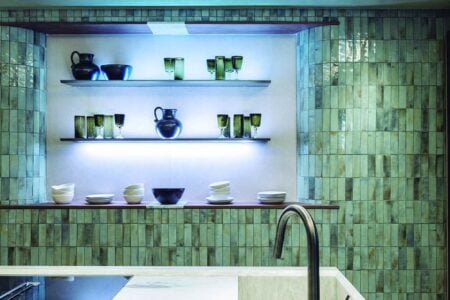 Todo pasa en la cocina. Cuarto Interior SixtyPro y XTONE. Casa Decor 2023 | xtone casadecor roomdiseno2