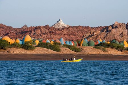 ZAV Architects. Residencia Majara. pueblo colorido. isla de Ormuz | zav architects roomdiseno