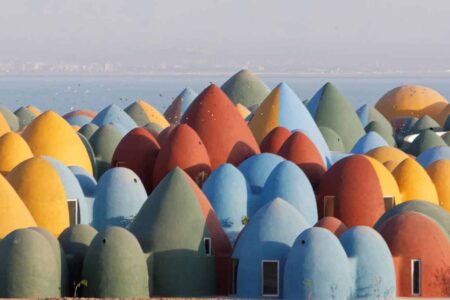 ZAV Architects. Residencia Majara. pueblo colorido. isla de Ormuz | zav architects roomdiseno6