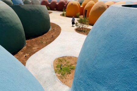 ZAV Architects. Residencia Majara. pueblo colorido. isla de Ormuz | zav architects roomdiseno9