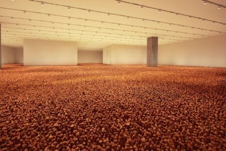 Asian Field. M+, Hong Kong Museum. Foto: Dan Leung @ Antony Gormley | asian_field antonny_gormely roomdiseno2