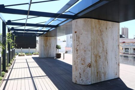 Rafael de la Hoz. fachada con piedra natural. Cosentino | azotea_travertino_velazquez 1