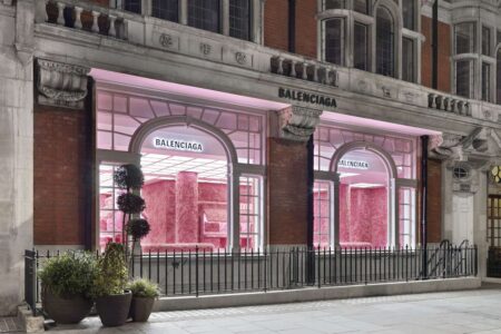 Balenciaga. tienda pop up. pelo rosa | balenciaga_le_cagole1 cover