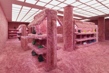 Balenciaga. tienda pop up. pelo rosa | balenciaga_le_cagole8 cover