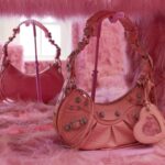 Balenciaga. tienda pop up. pelo rosa | balenciaga_le_cagole9 cover