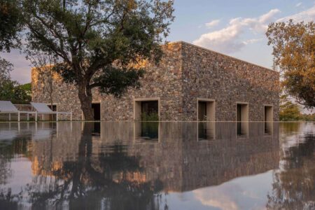 Casa de piedra. Emilio Tuñón. Cáceres. Premio Nacional de Arquitectura 2022 | casas de piedra caceres