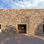 Casa de piedra. Emilio Tuñón. Cáceres. Premio Nacional de Arquitectura 2022 | casas de piedra caceres2