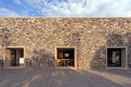 Casa de piedra. Emilio Tuñón. Cáceres. Premio Nacional de Arquitectura 2022 | casas de piedra caceres2