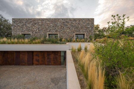 Casa de piedra. Emilio Tuñón. Cáceres. Premio Nacional de Arquitectura 2022 | casas de piedra caceres3