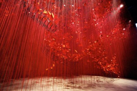 Chiharu Shiota. artista japonesa. experiencia inmersiva | chiharu roomdiseno