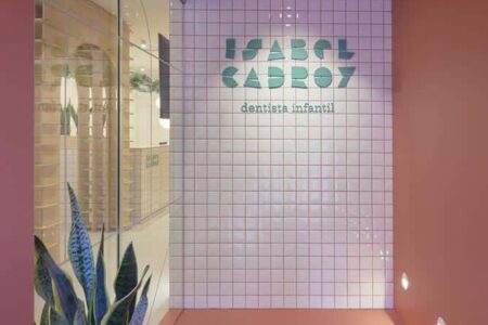 clínica dental. Vitale. Font Arquitectura | entrada clinica infantil