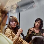 Gloria Escribano -moderadora de la charla- con Studiopepe