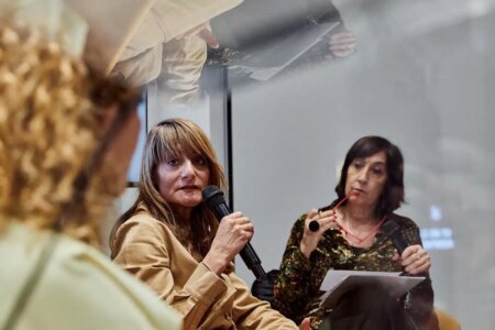 Gloria Escribano -moderadora de la charla- con Studiopepe