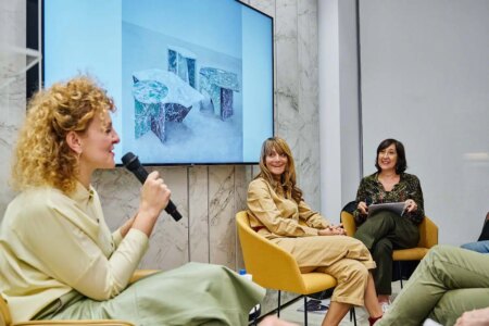 Gloria Escribano -moderadora de la charla- con Studiopepe